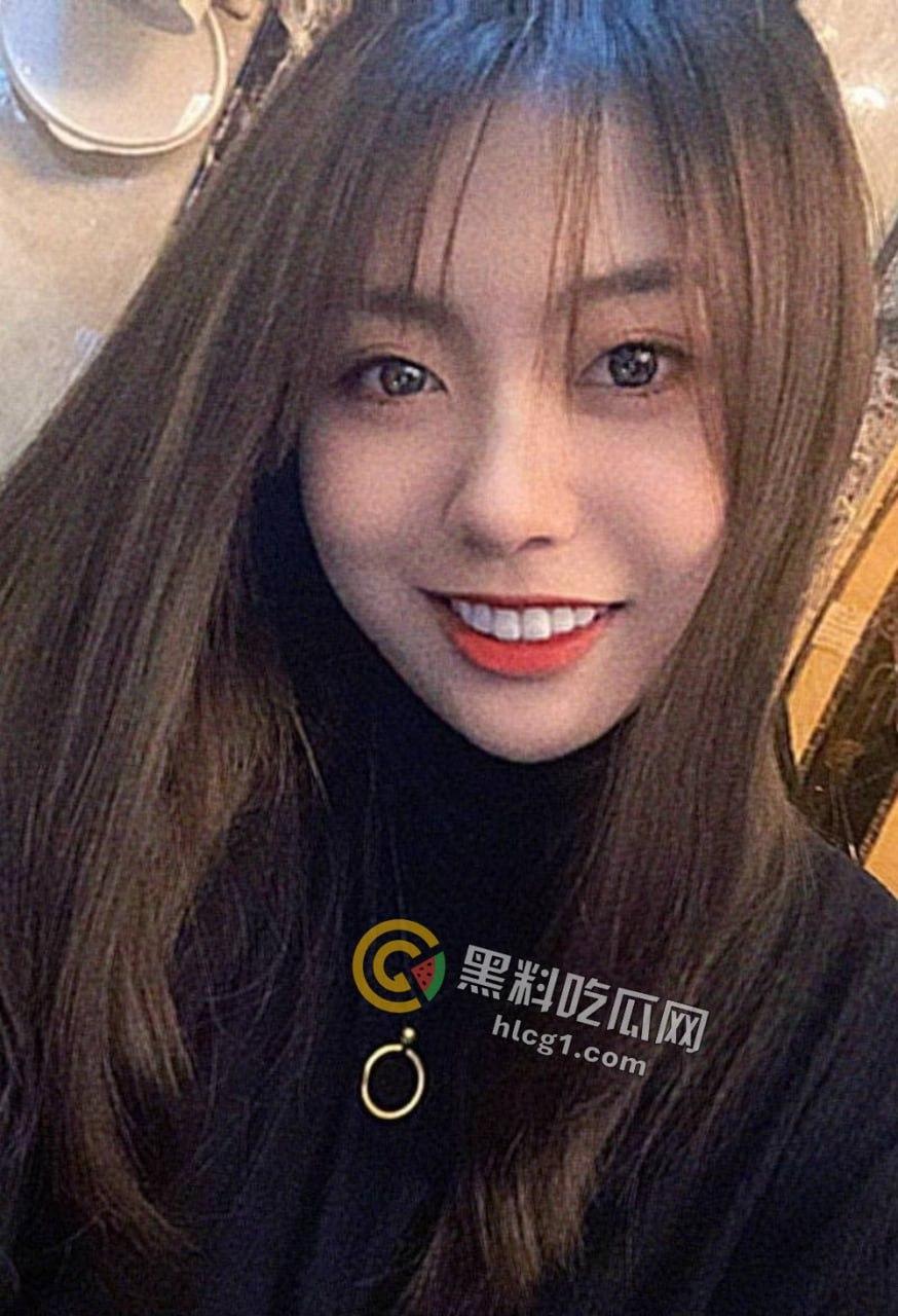 山航机长「何娜娜」原地干拔起飞,只为赶回去吃男友鸡巴,躺卧口爆视频被曝出!-12