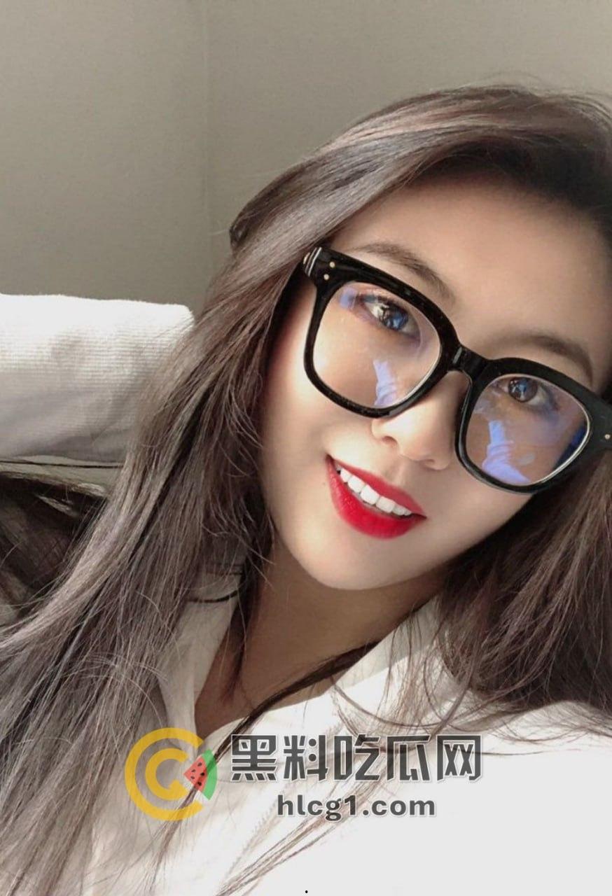 山航机长「何娜娜」原地干拔起飞,只为赶回去吃男友鸡巴,躺卧口爆视频被曝出!-13