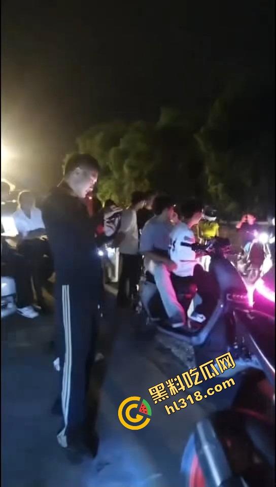 精神小伙借女的钱装逼钓妹,租豪车扮大佬,结果欠债不还被人堵门,妹子不敢睁开眼希望是幻觉!-3