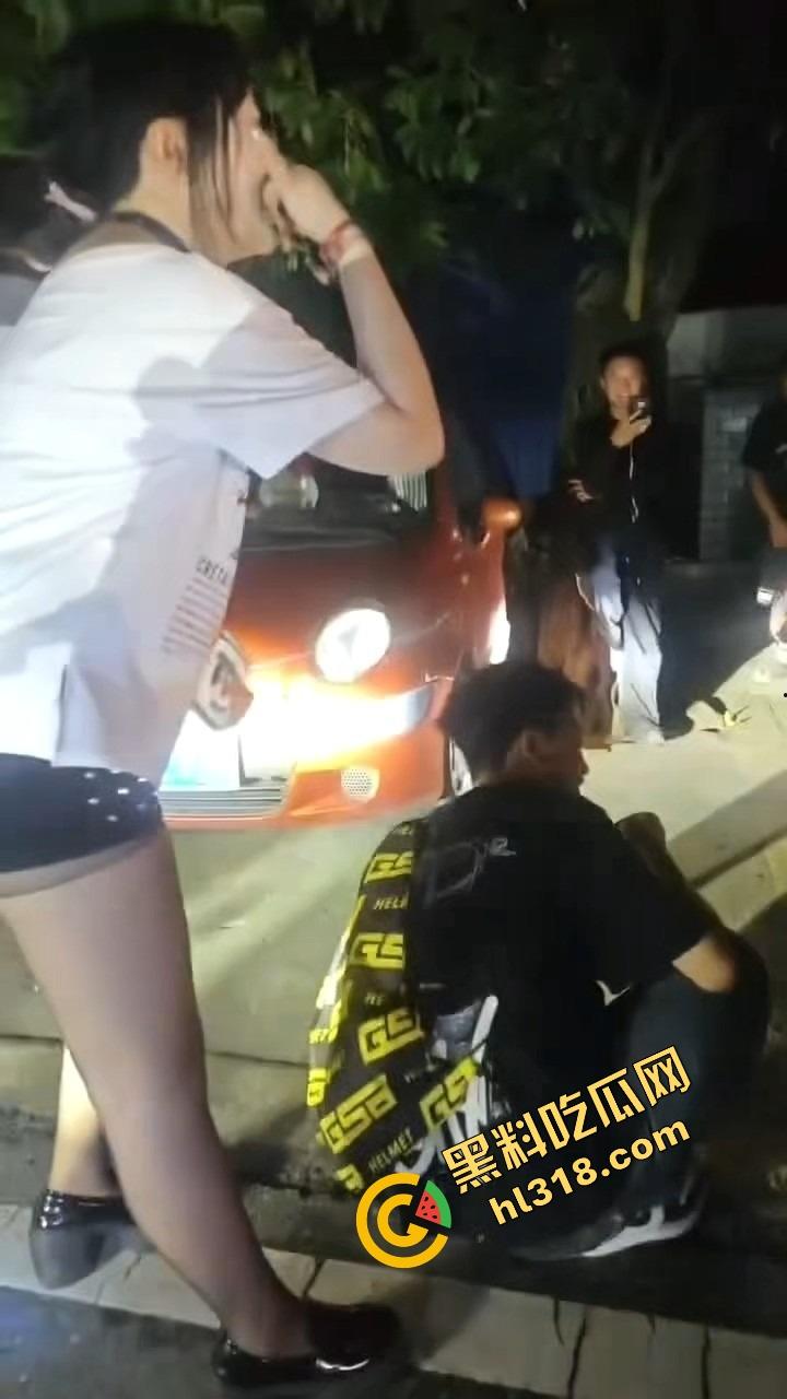 精神小伙借女的钱装逼钓妹,租豪车扮大佬,结果欠债不还被人堵门,妹子不敢睁开眼希望是幻觉!-19