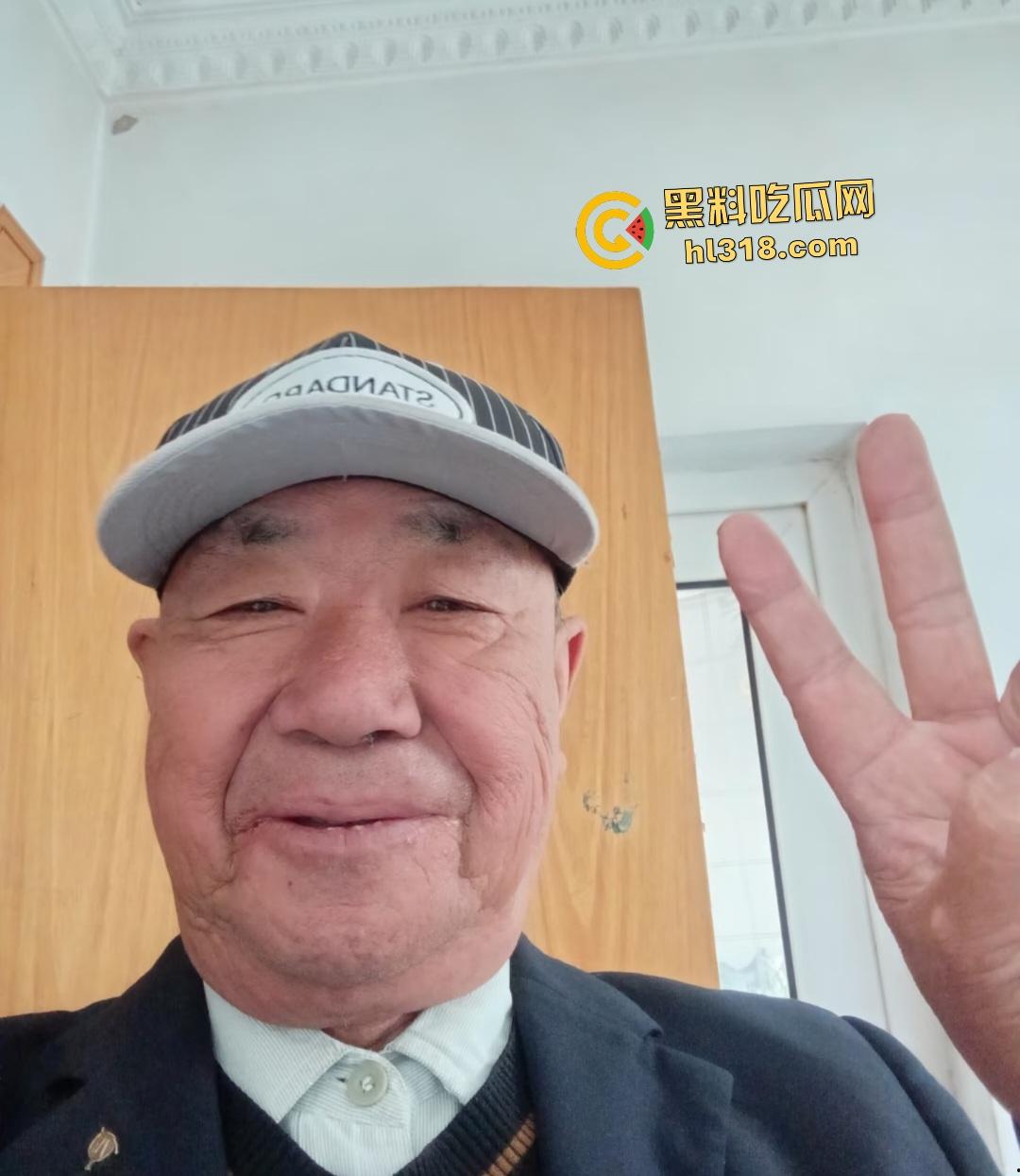 深圳电梯惊现老大爷脱裤拉屎,出电梯一直站在门口不让电梯下去,还忘拉裤子,老年痴呆还是坏人变老?-1