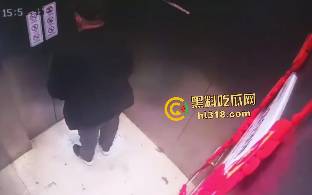 深圳电梯惊现老大爷脱裤拉屎,出电梯一直站在门口不让电梯下去,还忘拉裤子,老年痴呆还是坏人变老?-2