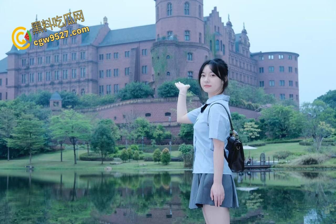 云南大学清纯学妹【谢芝灵】,被男友疯狂调教,酷爱口交沉迷榨精,眼神拉丝表情无比淫荡 !-1