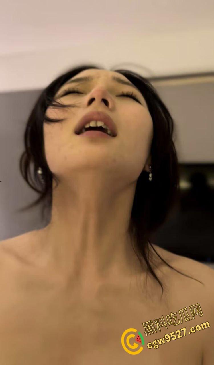 云南大学清纯学妹【谢芝灵】,被男友疯狂调教,酷爱口交沉迷榨精,眼神拉丝表情无比淫荡 !-6