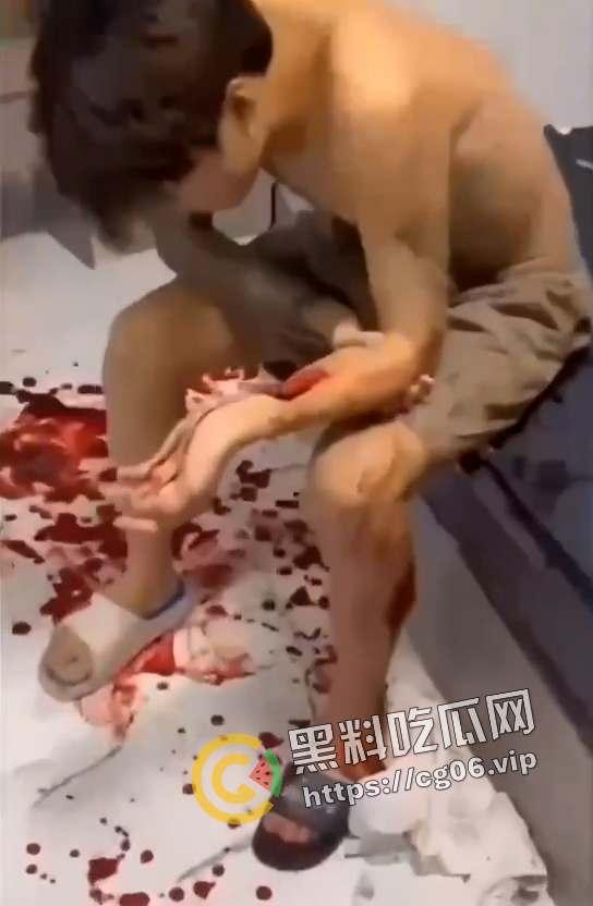 漳州精神小伙偷吃大哥女人被抓住 手被砍断不让走 任由血流下来 现场视频流出 这就是大哥的实力吗-5