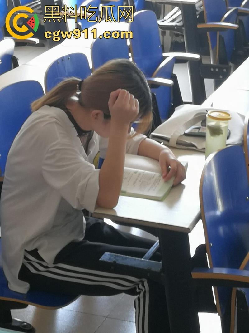 超级牛逼的系列稀缺资源,冒死偷拍极品女大学生合集,江西农大和川外大学厕拍,极品女大小穴清晰可见!-1