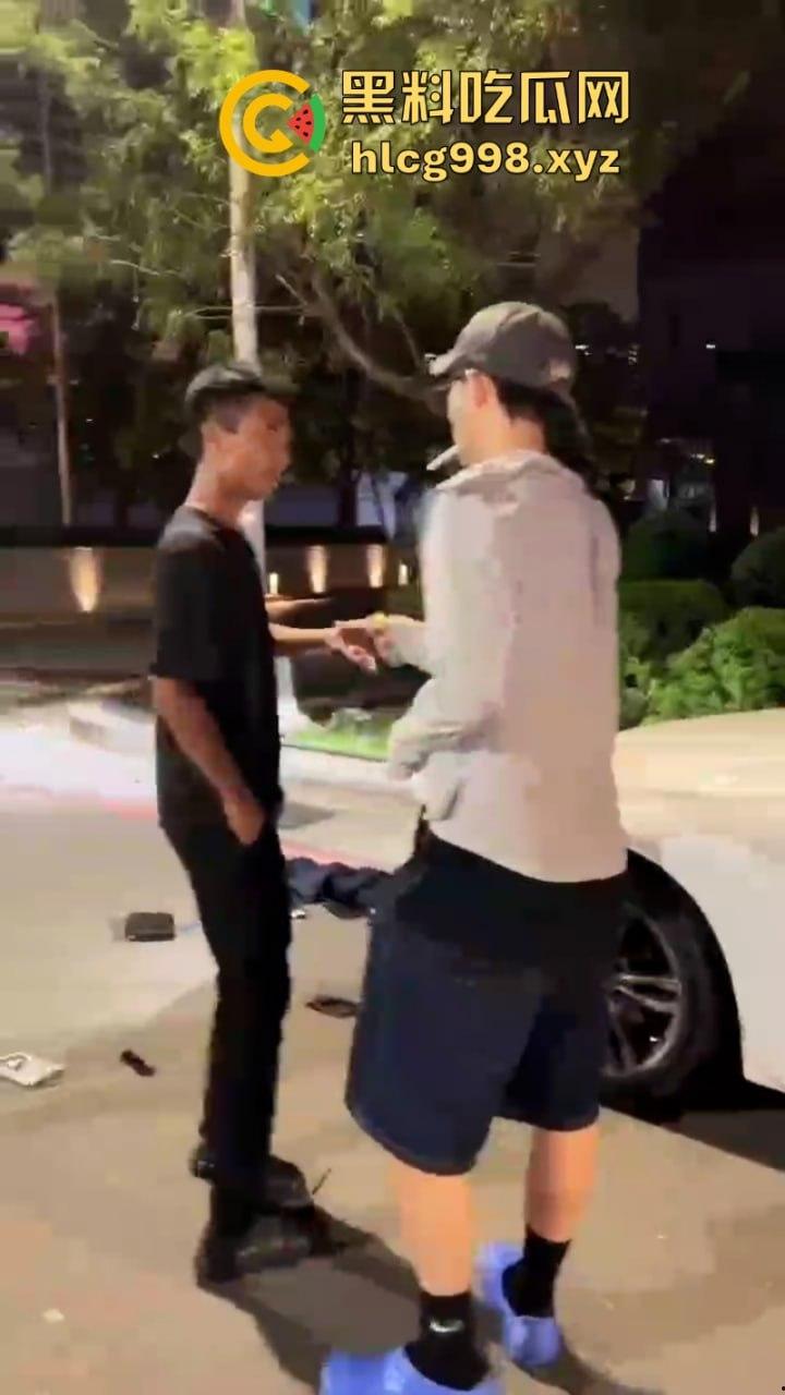 弯弯疯子哥理发店撒泼耍浑还扬言砍人 警察一来装娘炮 咋还有两副面孔呢?-2