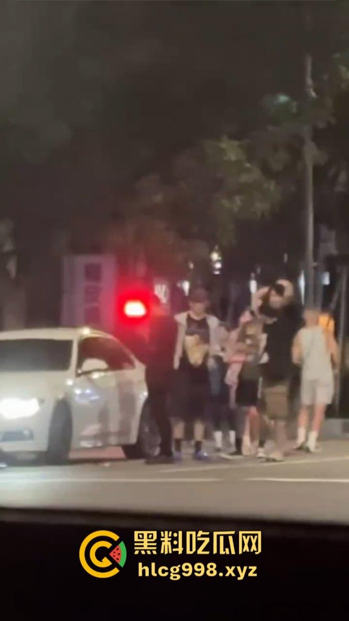 弯弯疯子哥理发店撒泼耍浑还扬言砍人 警察一来装娘炮 咋还有两副面孔呢?-3