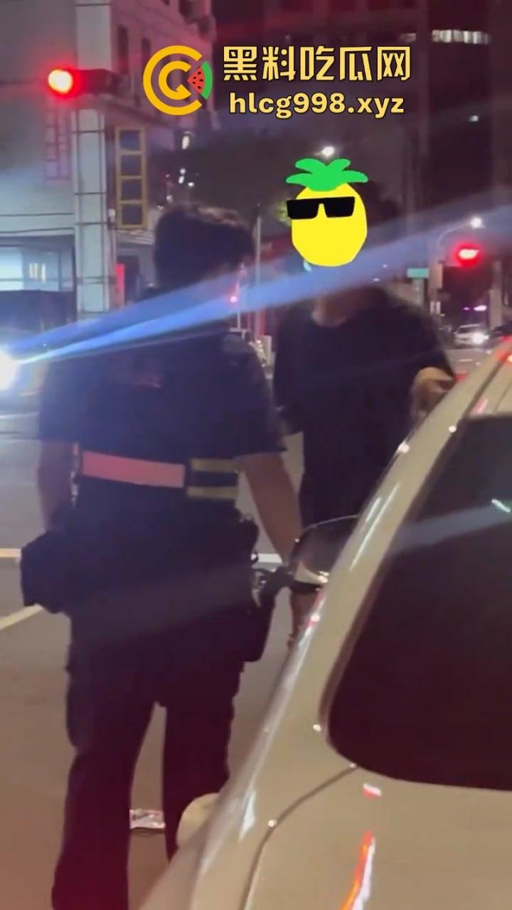 弯弯疯子哥理发店撒泼耍浑还扬言砍人 警察一来装娘炮 咋还有两副面孔呢?-6