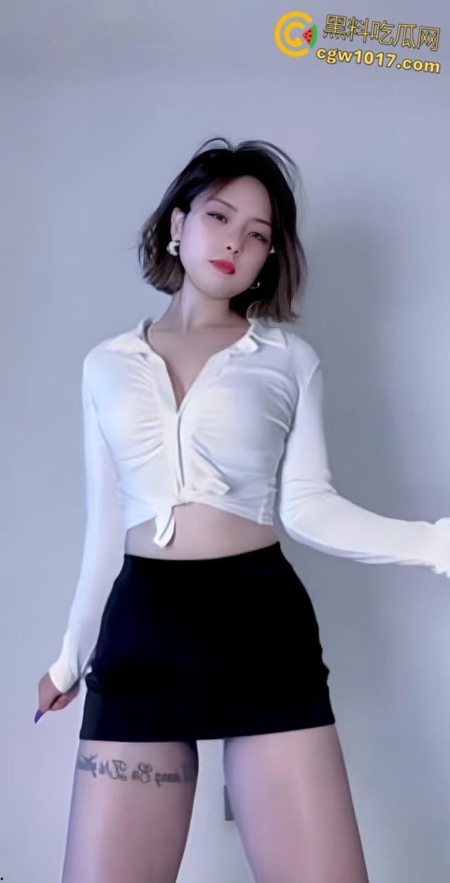 快手少妇眼镜妹【猫儿】,紧身衣骚舞大秀,连体灰丝随着音乐节奏扭动淫体,骆驼趾忽隐忽现挑逗至极!-4