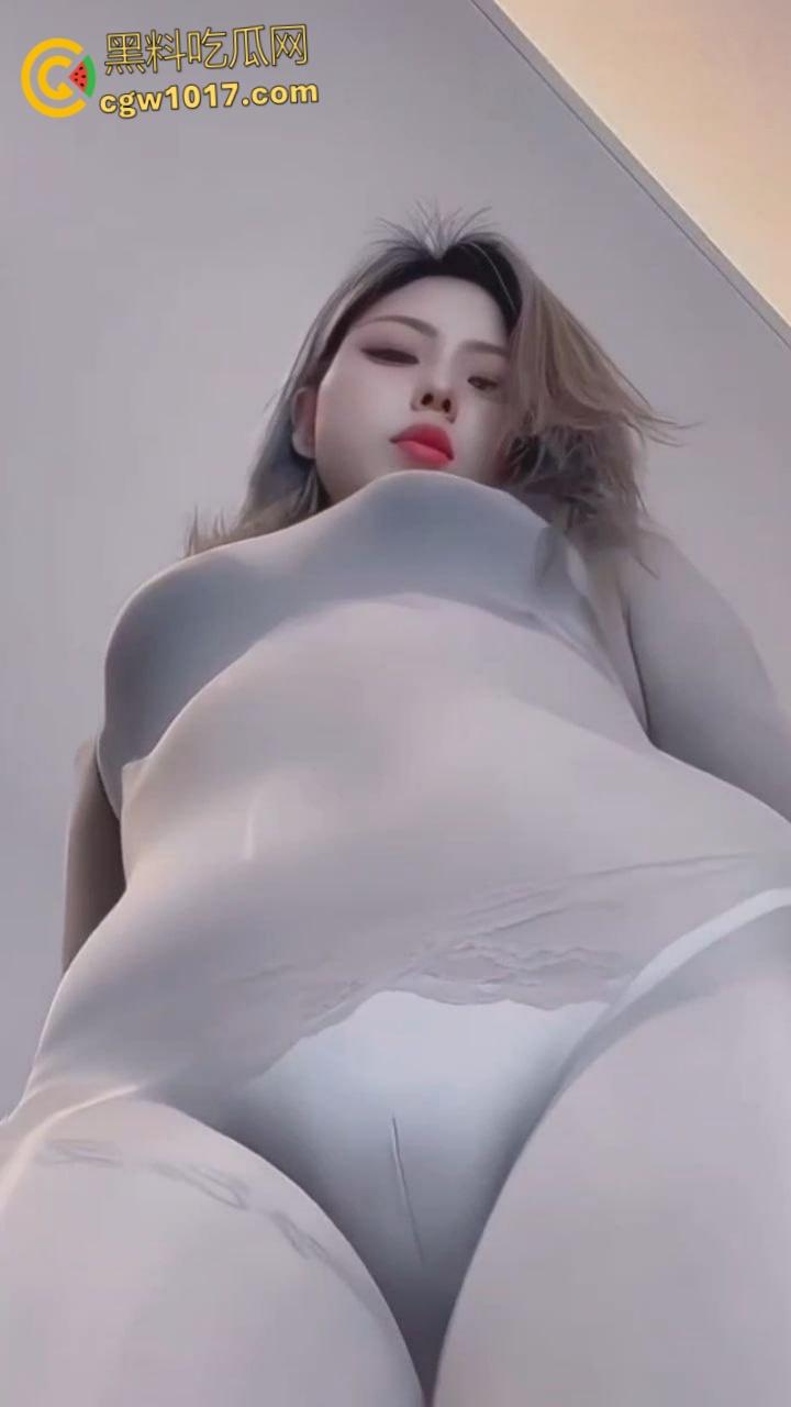 快手少妇眼镜妹【猫儿】,紧身衣骚舞大秀,连体灰丝随着音乐节奏扭动淫体,骆驼趾忽隐忽现挑逗至极!-6