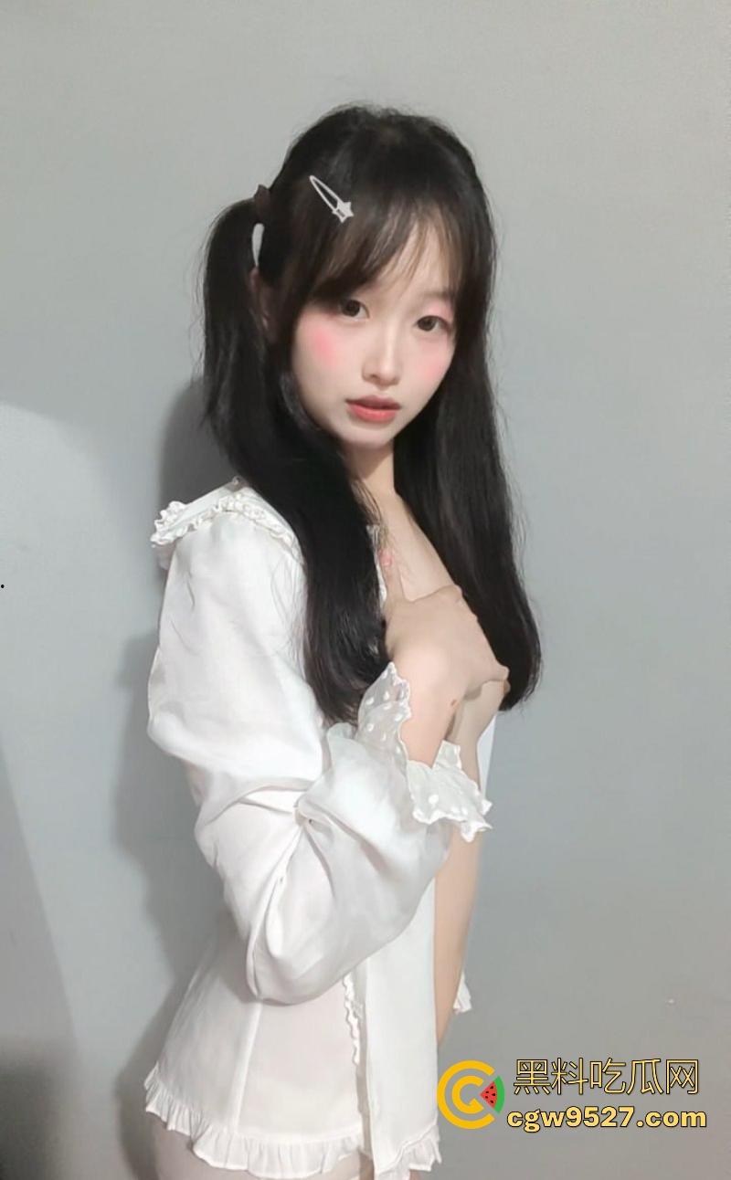 高颜值福利姬【小绒ovo】极品性感尤物露脸裸舞自慰,动作撩人边脱边舞,每一寸肌肤都散发致命诱惑!-2