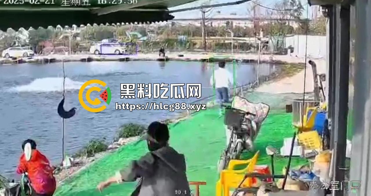 钓鱼妹子被鱼反钓拉下水,上岸哭成泪人,姐妹笑喷翘嘴没钓到把自己钓没了!-3