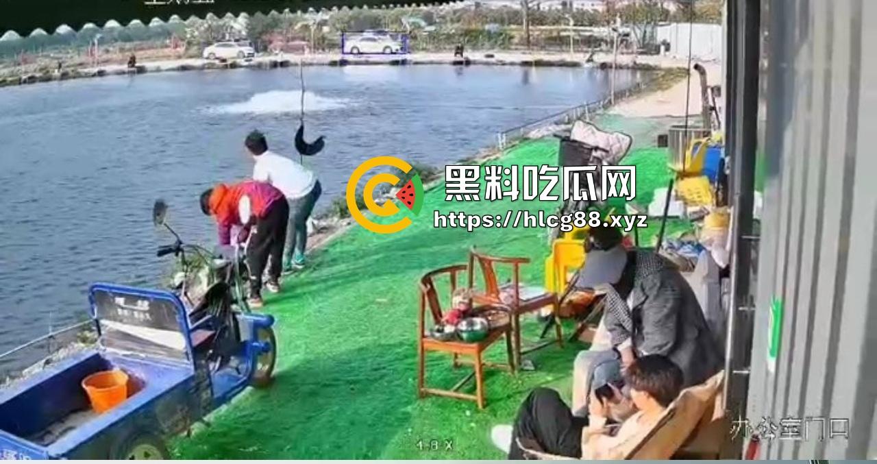 钓鱼妹子被鱼反钓拉下水,上岸哭成泪人,姐妹笑喷翘嘴没钓到把自己钓没了!-5