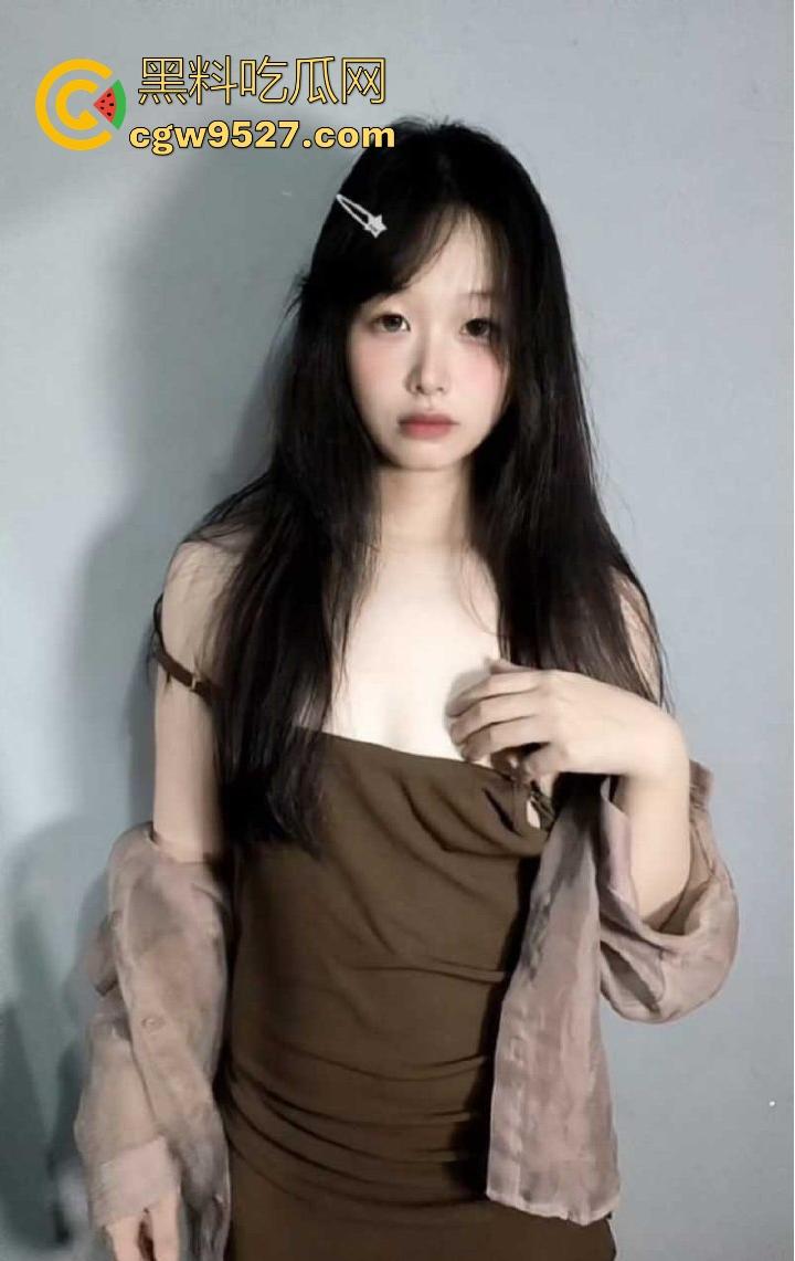 高颜值福利姬【小绒ovo】极品性感尤物露脸裸舞自慰,动作撩人边脱边舞,每一寸肌肤都散发致命诱惑!-6