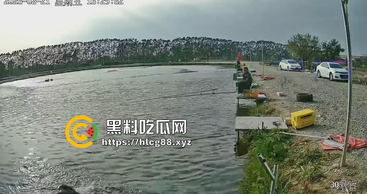 钓鱼妹子被鱼反钓拉下水,上岸哭成泪人,姐妹笑喷翘嘴没钓到把自己钓没了!-7