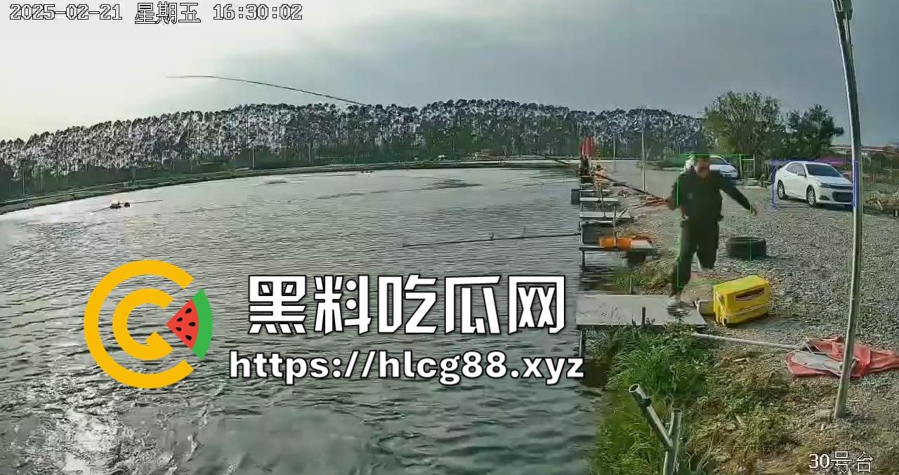 钓鱼妹子被鱼反钓拉下水,上岸哭成泪人,姐妹笑喷翘嘴没钓到把自己钓没了!-8