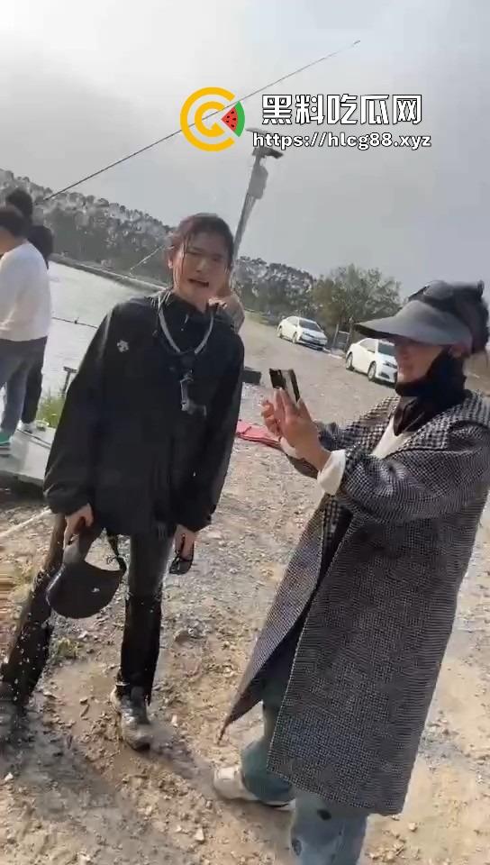 钓鱼妹子被鱼反钓拉下水,上岸哭成泪人,姐妹笑喷翘嘴没钓到把自己钓没了!-10