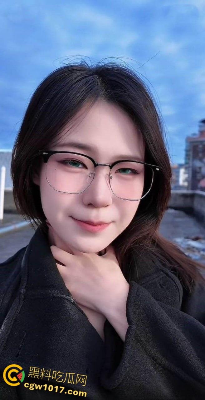 抖音网红【桃桃酱乖乖】大尺度视频泄漏,纤手捻粉嫩乳头硬挺晃荡,掰穴自慰咬唇娇喘奶香四溢!-2