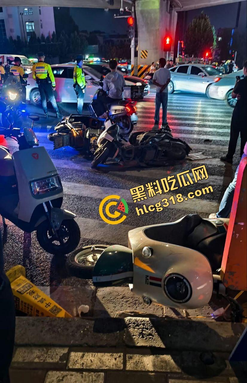 郑州街头惊现顶流女司机,撞完车不慌不忙写抖音文案,开的是SU7,脑子却像撞坏了!-4