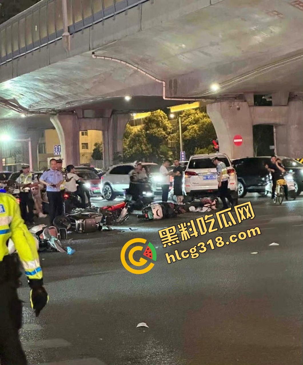 郑州街头惊现顶流女司机,撞完车不慌不忙写抖音文案,开的是SU7,脑子却像撞坏了!-6