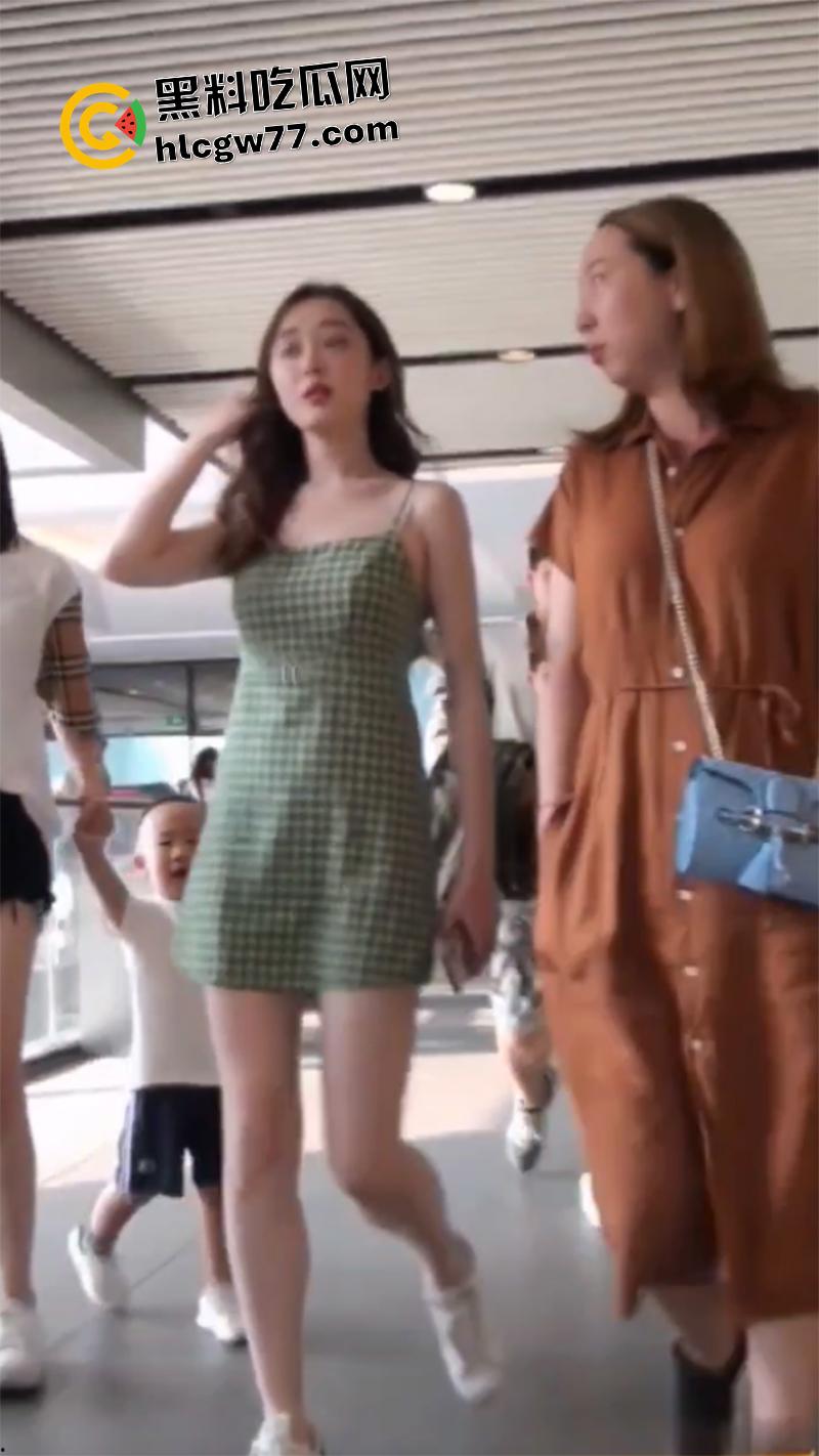 抄底大神冒死偷拍,女明星【蒋梦婕】白嫩长腿至极撩人,小内内清晰可见 后入绝对爽翻了!-4