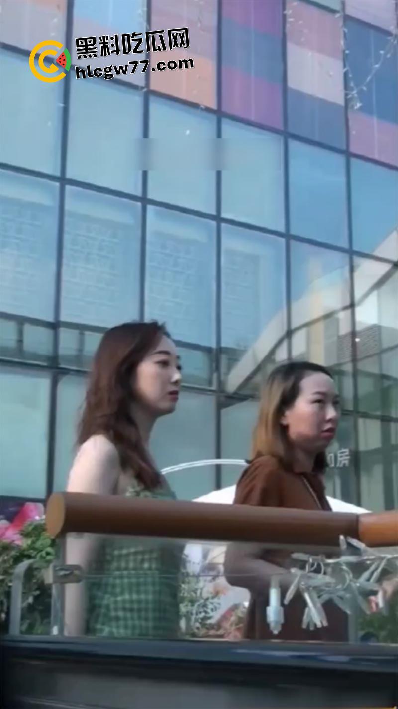 抄底大神冒死偷拍,女明星【蒋梦婕】白嫩长腿至极撩人,小内内清晰可见 后入绝对爽翻了!-5