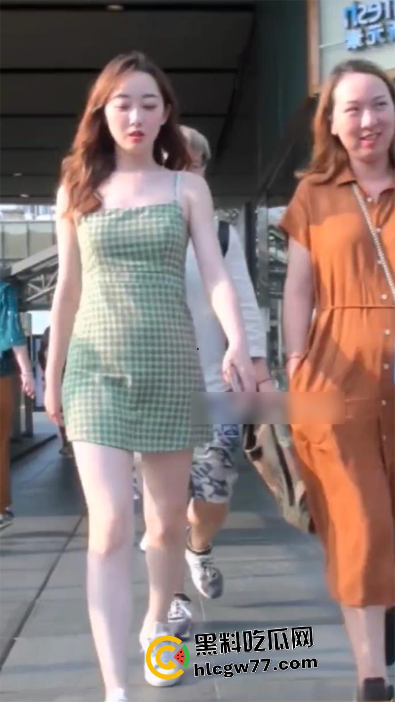 抄底大神冒死偷拍,女明星【蒋梦婕】白嫩长腿至极撩人,小内内清晰可见 后入绝对爽翻了!-6