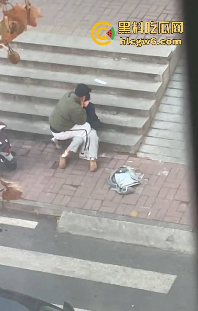 山东中医奇葩渣男强吻求原谅!食堂门口强行按倒前女友,出轨三次还演偶像剧,妙蛙种子式趴地操作辣眼睛!-7