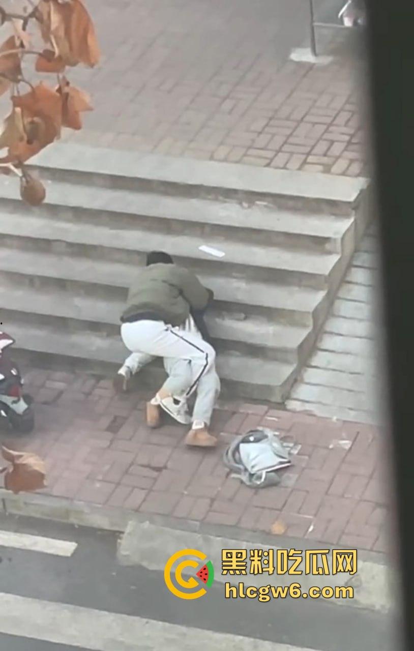 山东中医奇葩渣男强吻求原谅!食堂门口强行按倒前女友,出轨三次还演偶像剧,妙蛙种子式趴地操作辣眼睛!-8