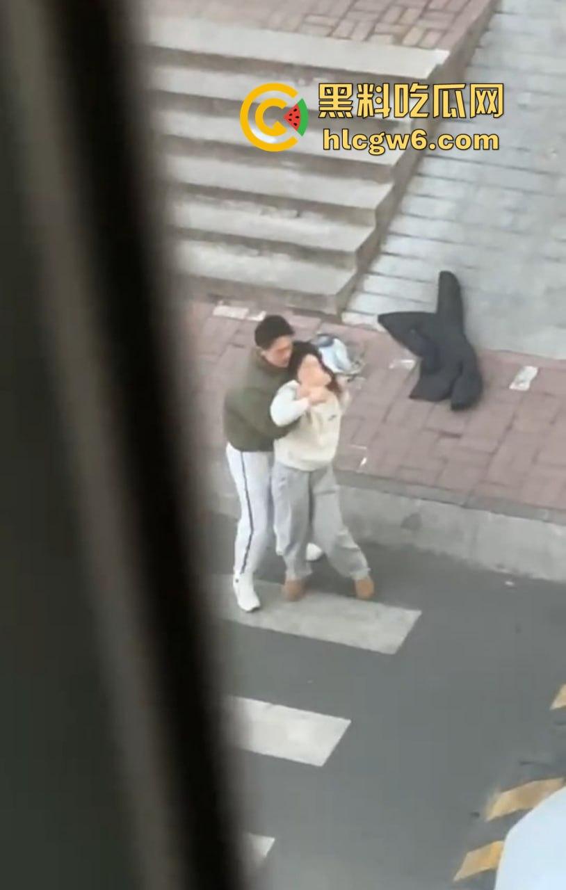 山东中医奇葩渣男强吻求原谅!食堂门口强行按倒前女友,出轨三次还演偶像剧,妙蛙种子式趴地操作辣眼睛!-9