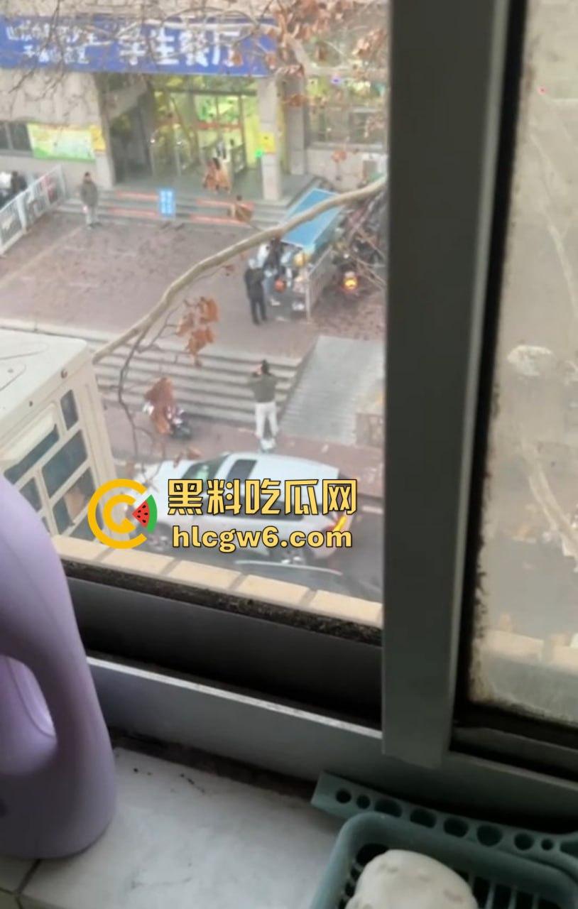 山东中医奇葩渣男强吻求原谅!食堂门口强行按倒前女友,出轨三次还演偶像剧,妙蛙种子式趴地操作辣眼睛!-10