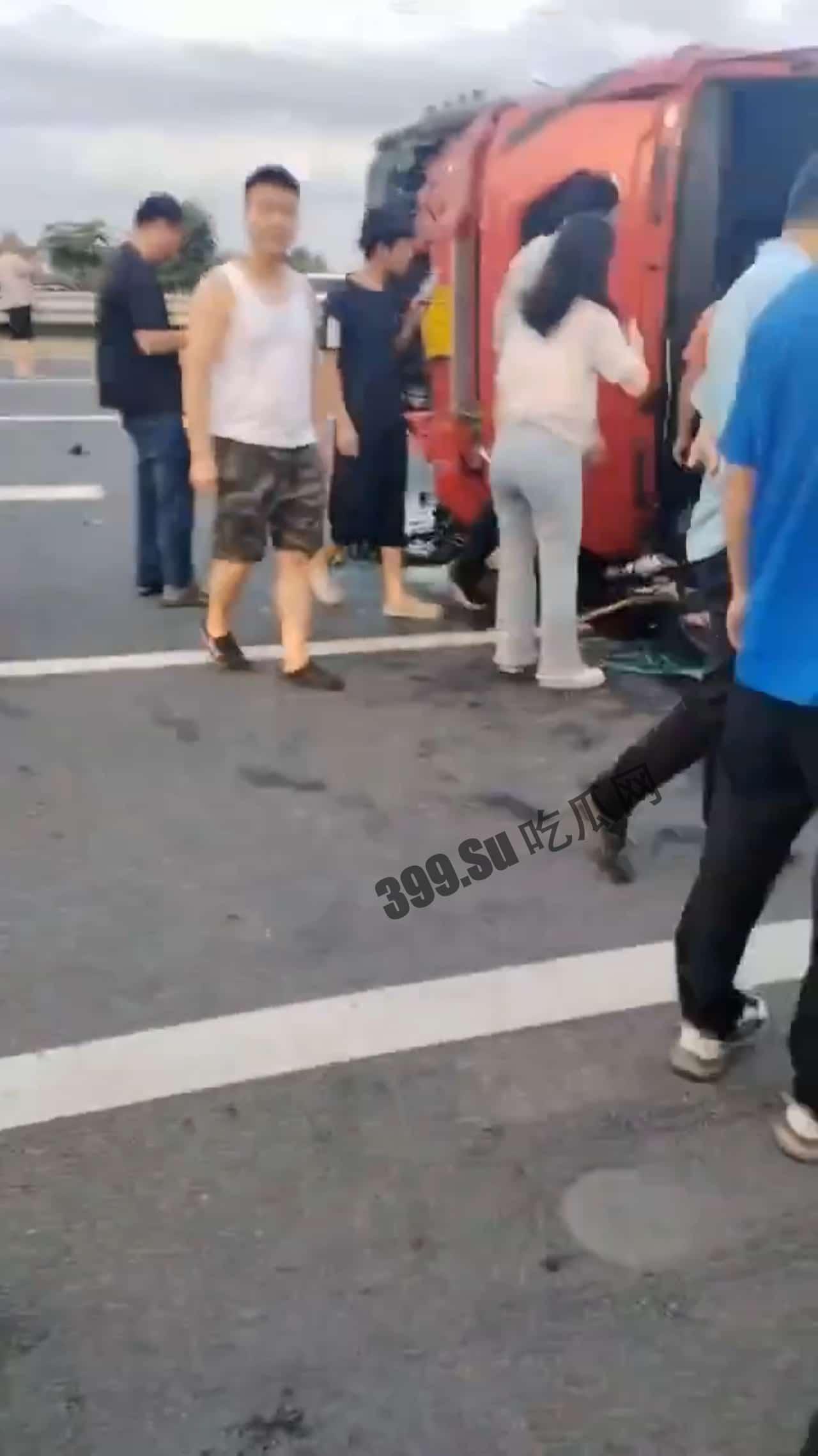 5日佛山冲鹤，大车发生侧翻，众人救司机出来，好心美女给司机做急救，最终没救过来 #车祸-2