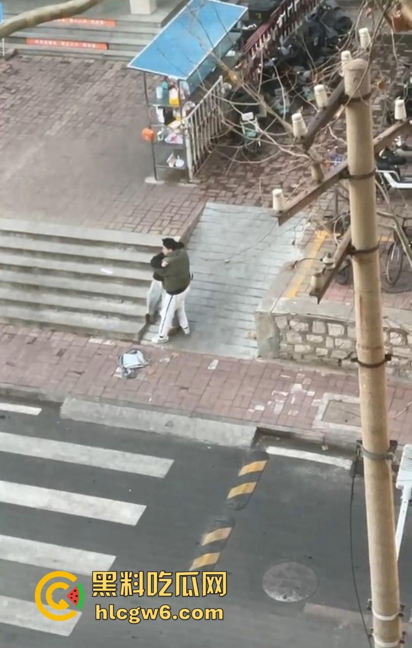 山东中医奇葩渣男强吻求原谅!食堂门口强行按倒前女友,出轨三次还演偶像剧,妙蛙种子式趴地操作辣眼睛!-12