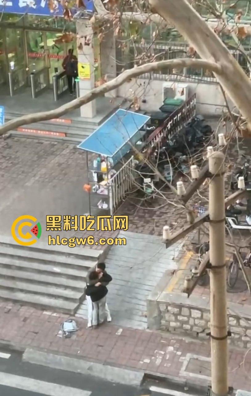 山东中医奇葩渣男强吻求原谅!食堂门口强行按倒前女友,出轨三次还演偶像剧,妙蛙种子式趴地操作辣眼睛!-13