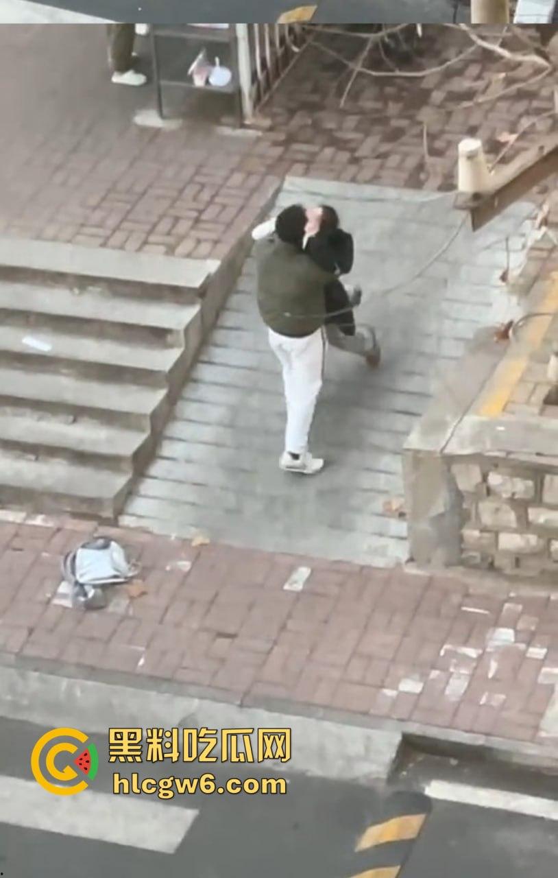 山东中医奇葩渣男强吻求原谅!食堂门口强行按倒前女友,出轨三次还演偶像剧,妙蛙种子式趴地操作辣眼睛!-14