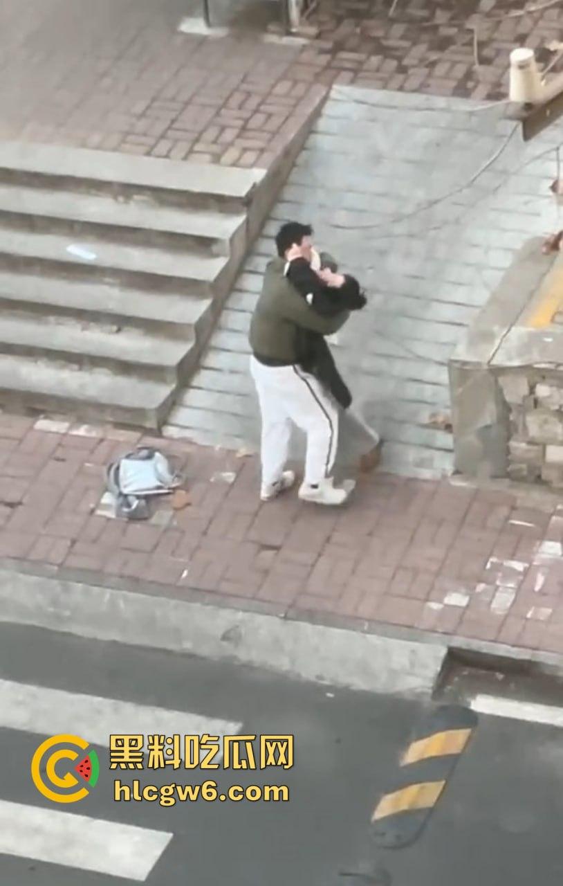 山东中医奇葩渣男强吻求原谅!食堂门口强行按倒前女友,出轨三次还演偶像剧,妙蛙种子式趴地操作辣眼睛!-15