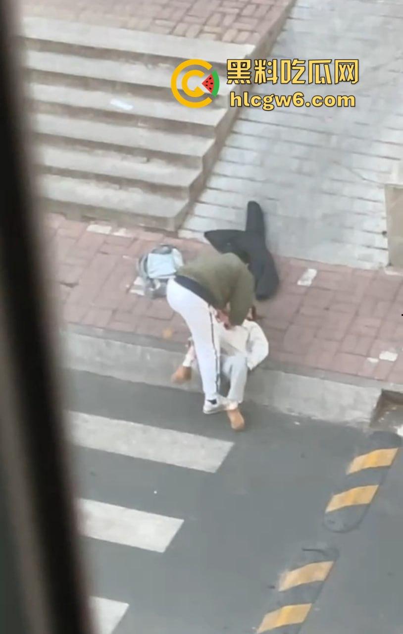 山东中医奇葩渣男强吻求原谅!食堂门口强行按倒前女友,出轨三次还演偶像剧,妙蛙种子式趴地操作辣眼睛!-16