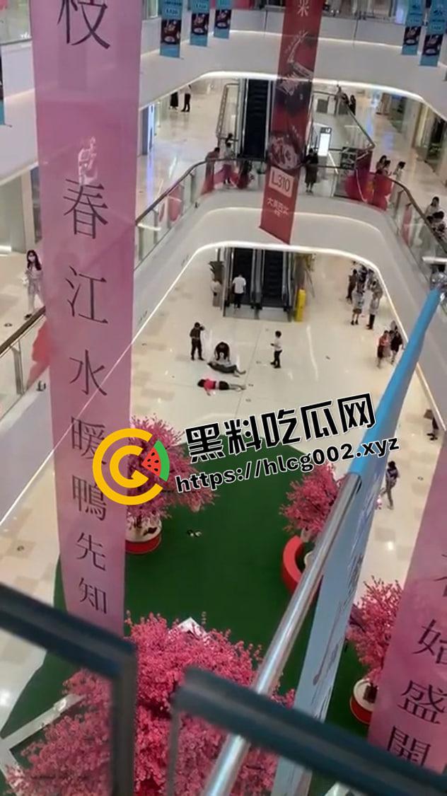 广州环宇城广场跳楼自杀砸伤路人 自杀还要拉垫背的 现场监控视频流出 命真大 啊-1