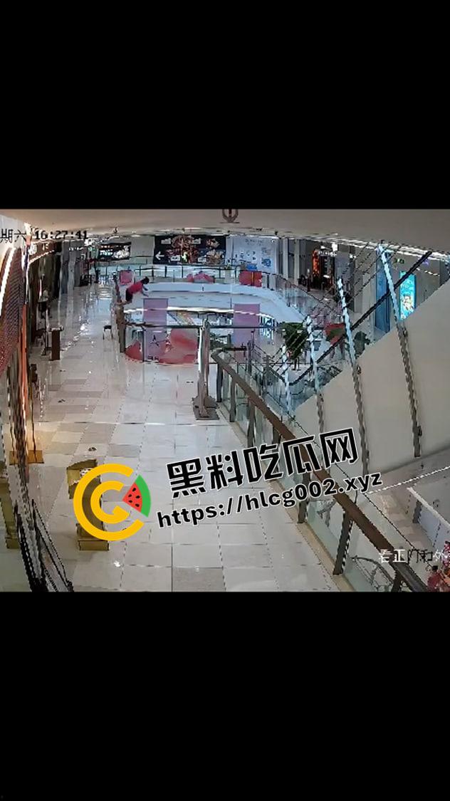 广州环宇城广场跳楼自杀砸伤路人 自杀还要拉垫背的 现场监控视频流出 命真大 啊-2