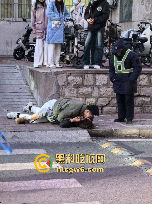 山东中医奇葩渣男强吻求原谅!食堂门口强行按倒前女友,出轨三次还演偶像剧,妙蛙种子式趴地操作辣眼睛!-18