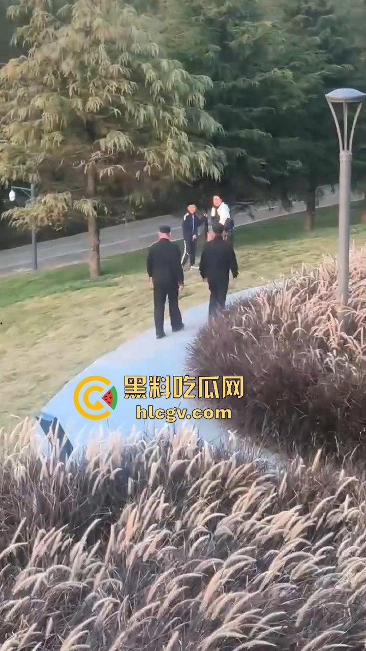 山东网友爆料熊孩子河边射高抛箭!家长嚣张不听劝,网友无奈报警处理!-6