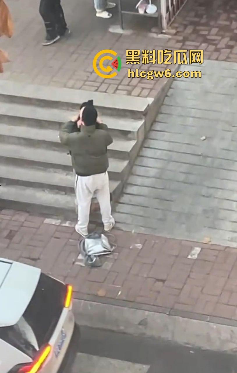 山东中医奇葩渣男强吻求原谅!食堂门口强行按倒前女友,出轨三次还演偶像剧,妙蛙种子式趴地操作辣眼睛!-20