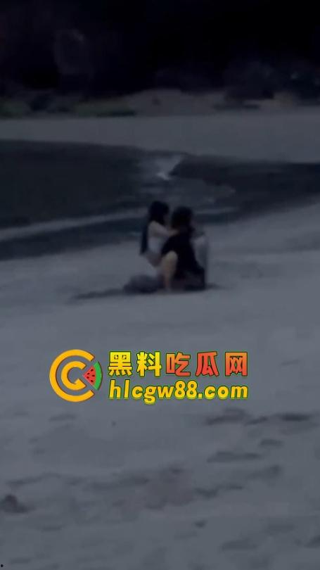 越南网黄『奥利安』岘港海滩操场完成任务,电动骚马达榨大哥屌汁炸沙,速操收米回去继续播!-8