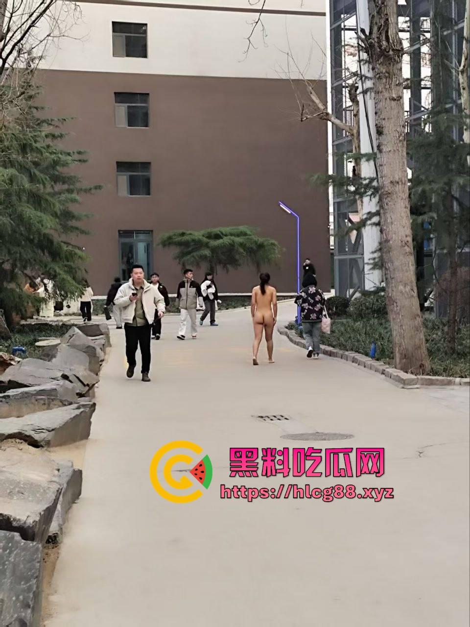 河北美院骚娘们裸奔操场追男生亮瞎狗眼,奶头甩风逼毛飘街,艺术婊感情崩盘就玩人体艺术,天下无人敌!-3
