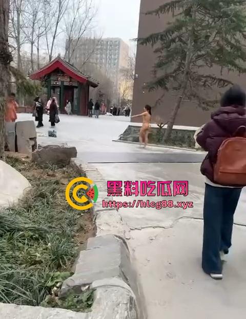河北美院骚娘们裸奔操场追男生亮瞎狗眼,奶头甩风逼毛飘街,艺术婊感情崩盘就玩人体艺术,天下无人敌!-4