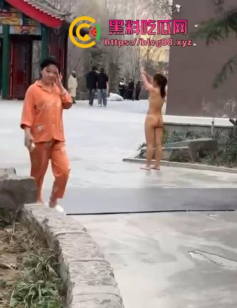 河北美院骚娘们裸奔操场追男生亮瞎狗眼,奶头甩风逼毛飘街,艺术婊感情崩盘就玩人体艺术,天下无人敌!-5