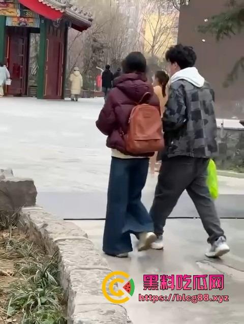 河北美院骚娘们裸奔操场追男生亮瞎狗眼,奶头甩风逼毛飘街,艺术婊感情崩盘就玩人体艺术,天下无人敌!-6