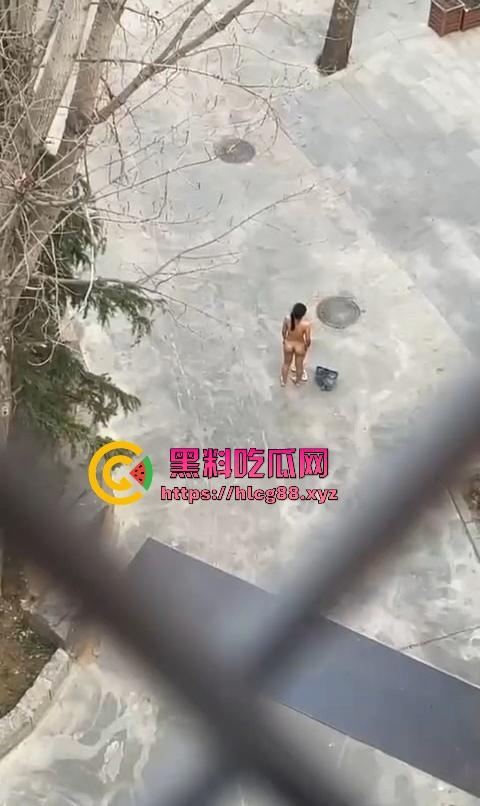 河北美院骚娘们裸奔操场追男生亮瞎狗眼,奶头甩风逼毛飘街,艺术婊感情崩盘就玩人体艺术,天下无人敌!-8