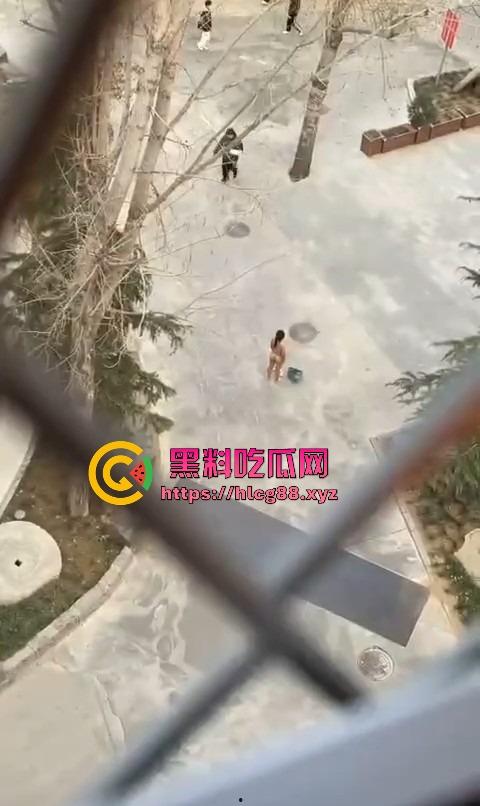 河北美院骚娘们裸奔操场追男生亮瞎狗眼,奶头甩风逼毛飘街,艺术婊感情崩盘就玩人体艺术,天下无人敌!-9